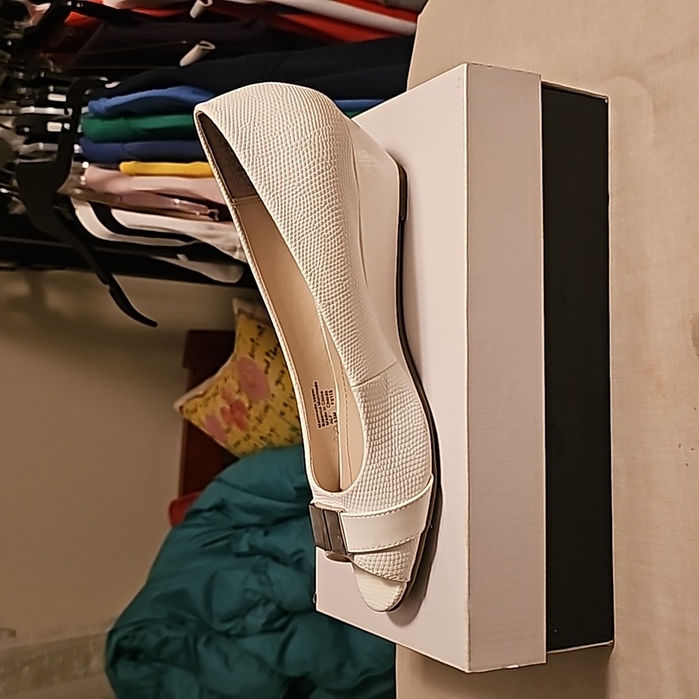 Alfani White Wedges 9.5M